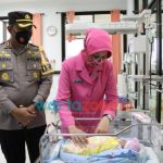 Foto: Kapolres Blitar Kota AKBP, Yudhi Hery Setiawan bersama Ketua Bhayangkari Cabang Blitar Kota, Dian Yudhi, saat menjenguk bayi yang ditemukan di depan toko besi beberapa waktu yang lalu.