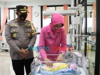Foto: Kapolres Blitar Kota AKBP, Yudhi Hery Setiawan bersama Ketua Bhayangkari Cabang Blitar Kota, Dian Yudhi, saat menjenguk bayi yang ditemukan di depan toko besi beberapa waktu yang lalu.