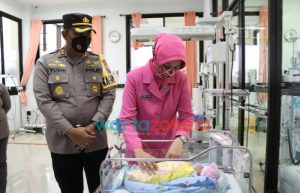 Peduli Kemanusiaan, Kapolres Blitar Kota Jenguk Bayi yang Dibuang di depan Toko Besi