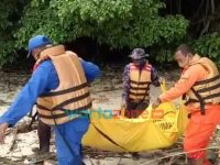 Foto: Tim Satpolair Polres Jember dan Anggota Polsek Puger, saat mengevakuasi jasad tanpa identitas di Pulau Nusa Barong.