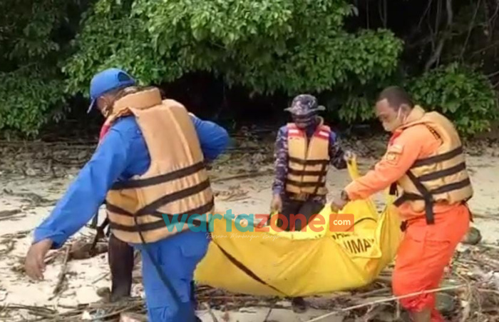 Foto: Tim Satpolair Polres Jember dan Anggota Polsek Puger, saat mengevakuasi jasad tanpa identitas di Pulau Nusa Barong.