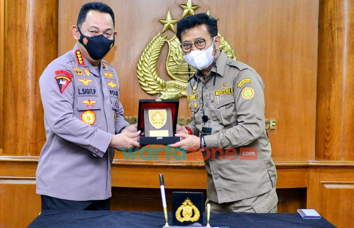 Foto: Kementan RI dan Polri, saat menandatangani MoU tentang pendampingan dalam pemeliharaan keamanan pada pelaksanaan program pembangunan pertanian, di Mabes Polri.