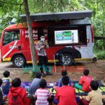 Foto: Bhabinkamtibmas Desa Sembilangan, Bripda Herlambang Wahyu Anafis Satriatama, saat memberikan kelas tambahan anak anak SD di Bangkalan.