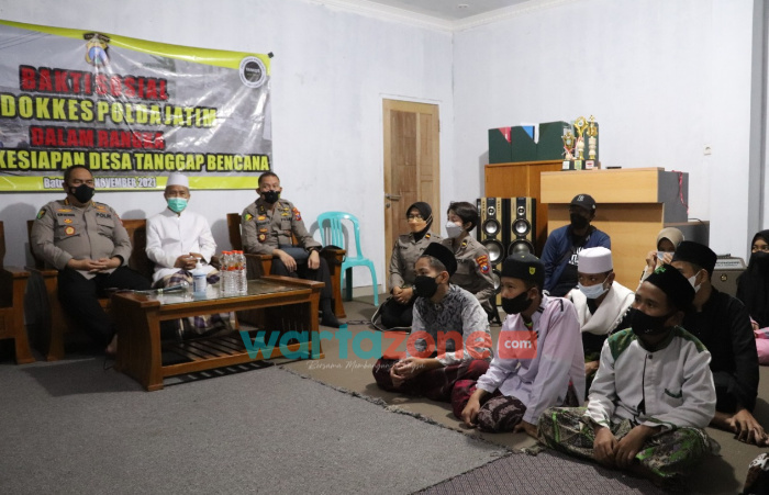 Foto: Kabid Dokkes Polda Jatim, KBP Erwin Zainul Hakim, saat melaksanakan kegiatan Bakti Sosial di Panti Asuhan Ar-Ridlwan Desa Mojorejo, Kecamatan Junrejo, Kota Batu.