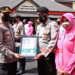 Foto: Kapolres Jember, AKBP Arif Rachman Arifin, saat menyerahkan Reward kepada anggota dan polsek jajaran yang berprestasi.