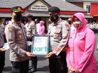 Foto: Kapolres Jember, AKBP Arif Rachman Arifin, saat menyerahkan Reward kepada anggota dan polsek jajaran yang berprestasi.