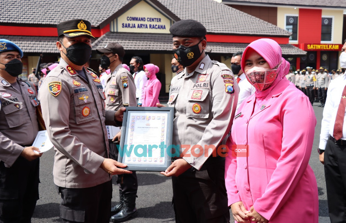 Foto: Kapolres Jember, AKBP Arif Rachman Arifin, saat menyerahkan Reward kepada anggota dan polsek jajaran yang berprestasi.