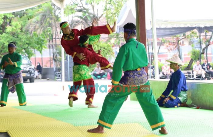 Foto: Penampilan pencak Silat dalam apel bersama bertempat di Pendopo Kongas Arum Kusumaning Bongso Kabupaten Tulungagung.