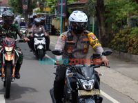 Foto: Kapolresta Banyuwangi, AKBP Nasrun Pasaribu, saat melakukan pengecekan ke beberapa TPS di Desa Licin, Kecamatan Licin Banyuwangi.