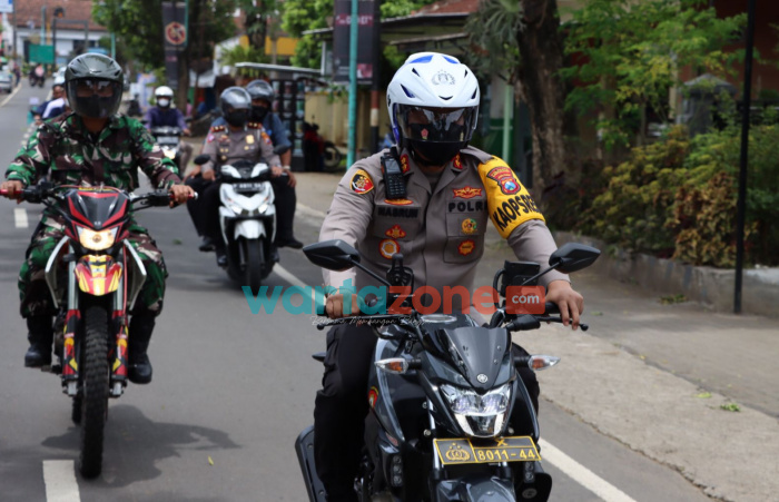 Foto: Kapolresta Banyuwangi, AKBP Nasrun Pasaribu, saat melakukan pengecekan ke beberapa TPS di Desa Licin, Kecamatan Licin Banyuwangi.