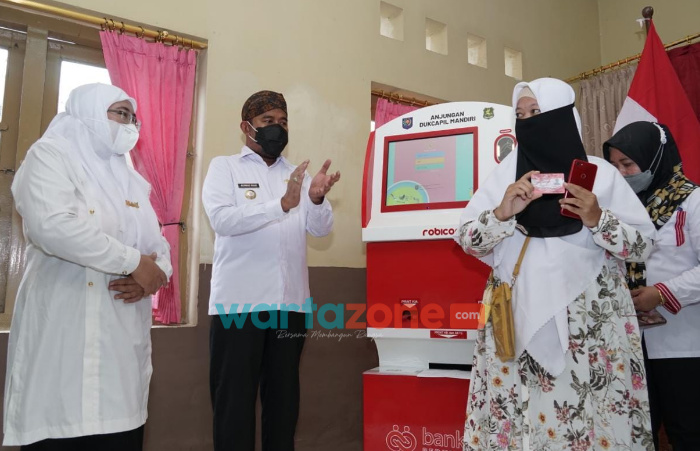 Foto: Bupati Sumenep, Achmad Fauzi, didampingi Wakil Bupati Hj Dewi Khalifah, saat peluncuran program pelayanan perekaman dan penerbitan dokumen di tingkat kecamatan, di kantor Kecamatan Kalianget.
