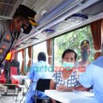 Foto: Polresta Sidoarjo, saat memberikan edukasi masyarakat untuk tertib lalu lintas dan disiplin protokol kesehatan, melalui Operasi Zebra Semeru 2021.