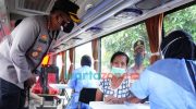Foto: Polresta Sidoarjo, saat memberikan edukasi masyarakat untuk tertib lalu lintas dan disiplin protokol kesehatan, melalui Operasi Zebra Semeru 2021.