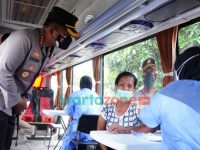 Foto: Polresta Sidoarjo, saat memberikan edukasi masyarakat untuk tertib lalu lintas dan disiplin protokol kesehatan, melalui Operasi Zebra Semeru 2021.