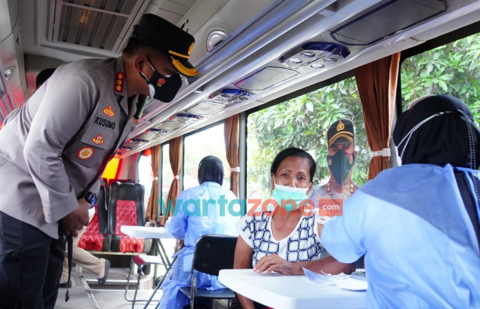 Foto: Polresta Sidoarjo, saat memberikan edukasi masyarakat untuk tertib lalu lintas dan disiplin protokol kesehatan, melalui Operasi Zebra Semeru 2021.