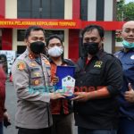 Foto: Kapolres Jember, mendapatkan penghargaan atas partisipasinya dalam kegiatan Peduli Warga Isoman dengan membuat Dapur Isoman oleh Driver Jember Community (OJECO), Komunitas Grebek Sedekah dan Komunitas Jember Bergerak.