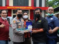 Foto: Kapolres Jember, mendapatkan penghargaan atas partisipasinya dalam kegiatan Peduli Warga Isoman dengan membuat Dapur Isoman oleh Driver Jember Community (OJECO), Komunitas Grebek Sedekah dan Komunitas Jember Bergerak.