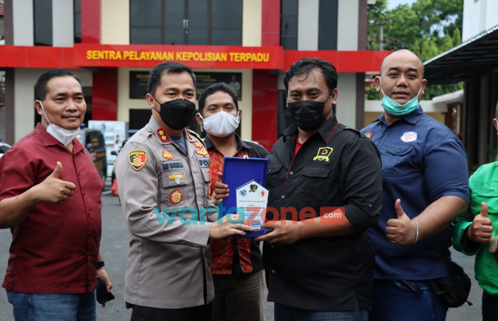 Foto: Kapolres Jember, mendapatkan penghargaan atas partisipasinya dalam kegiatan Peduli Warga Isoman dengan membuat Dapur Isoman oleh Driver Jember Community (OJECO), Komunitas Grebek Sedekah dan Komunitas Jember Bergerak.