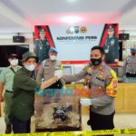 Foto: Kapolres Lumajang, AKBP Eka Yekti Hananto Seno, saat menggelar jumpa pers yang berlangsung di lobi Mapolres.