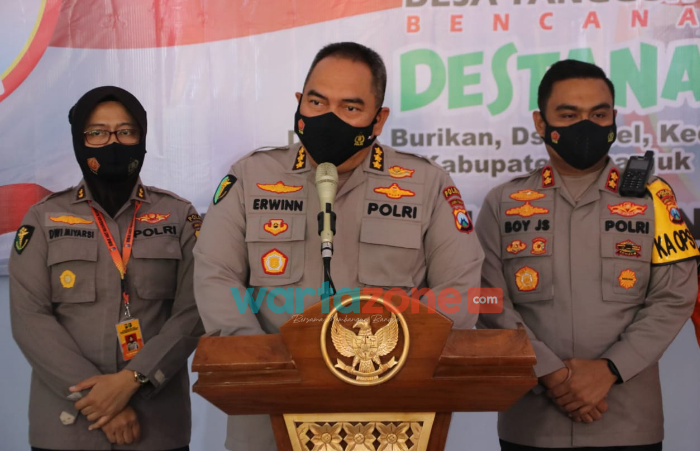 Foto: Kabiddokkes Polda Jatim, Kombes Pol dr. Erwinn Zainul Hakim, saat saat menggelar pelatihan kesiapsiagaan bencana.