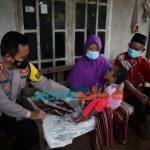 Foto: Kapolres Pacitan, AKBP Wiwit Ari Wibisono, saat memberikan kursi roda kepada penyandang disabilitas hingga vaksinasi puluhan lansia di pelosok Desa Kalikuning, Kecamatan Tulakan.