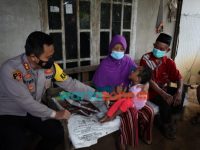 Foto: Kapolres Pacitan, AKBP Wiwit Ari Wibisono, saat memberikan kursi roda kepada penyandang disabilitas hingga vaksinasi puluhan lansia di pelosok Desa Kalikuning, Kecamatan Tulakan.