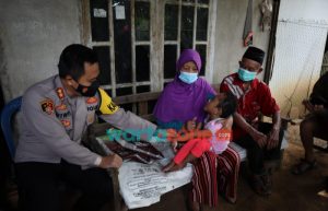 Peduli Kesehatan, Kapolres Pacitan Distribusikan Kursi Roda hingga Vaksinasi Puluhan Lansia