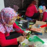 Foto: Ibu-ibu TP PKK Desa Semboro, saat menyiapkan makanan untuk dibagikan kepada warga yang terdampak banjir, Jumat (19/11/2021).