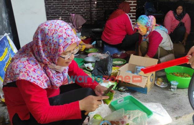 Foto: Ibu-ibu TP PKK Desa Semboro, saat menyiapkan makanan untuk dibagikan kepada warga yang terdampak banjir, Jumat (19/11/2021).