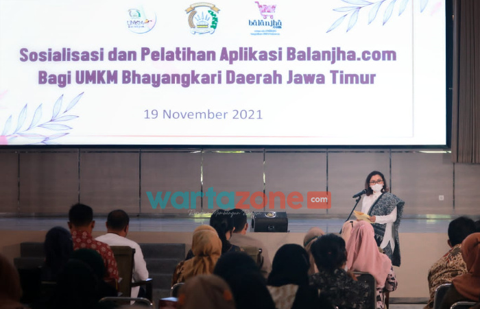 Foto: Ketua Bhayangkari Polda Jatim, saat menggelar Sosialisasi dan Pelatihan Aplikasi Belanjha.com bagi UMKM Bhayangkari, di Gedung Mahameru, Mapolda Jatim.