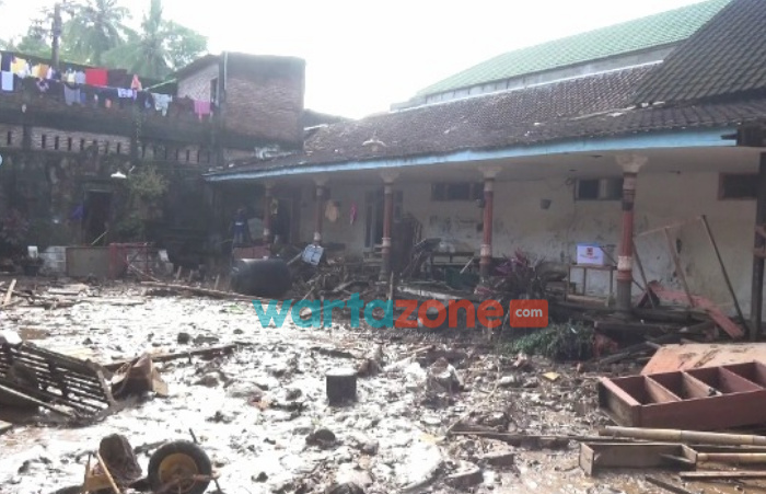 Foto: Kondisi Ponpes Ar Rosyid Kecamatan Bangsalsari pasca banjir, Jumat (19/11/2021).
