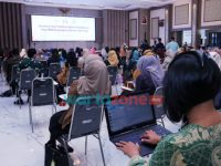 Foto: Bhayangkari Jawa Timur, Ully Nico Afinta, saat menggelar Sosialisasi dan Pelatihan Aplikasi Balanjha.com, di Gedung Mahameru, Mapolda Jatim.