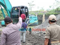 Foto: Polres Blitar Kota bersama Satpol PP Kabupaten Blitar, saat merazia lokasi tambang pasir yang diduga tak berizin di aliran lahar Desa Sumberasri, Kecamatan Nglegok.