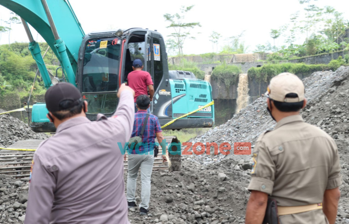 Foto: Polres Blitar Kota bersama Satpol PP Kabupaten Blitar, saat merazia lokasi tambang pasir yang diduga tak berizin di aliran lahar Desa Sumberasri, Kecamatan Nglegok.