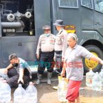 Foto: Tim Polres Jember, melalui Sat Samapta, saat mendistribusikan air bersih kepada warga terdampak banjir, di Dusun Salakan, Desa Semboro Lor, Kecamatan Semboro.