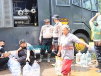 Foto: Tim Polres Jember, melalui Sat Samapta, saat mendistribusikan air bersih kepada warga terdampak banjir, di Dusun Salakan, Desa Semboro Lor, Kecamatan Semboro.