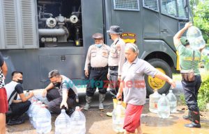Polres Jember Distribusikan Air Bersih Kepada Warga Terdampak Banjir