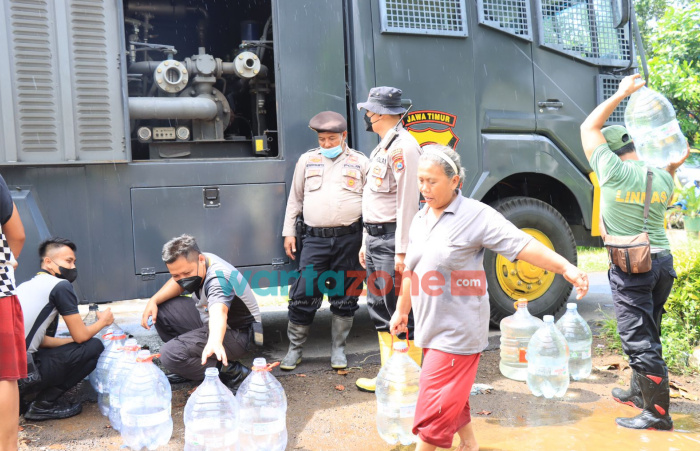 Foto: Tim Polres Jember, melalui Sat Samapta, saat mendistribusikan air bersih kepada warga terdampak banjir, di Dusun Salakan, Desa Semboro Lor, Kecamatan Semboro.