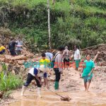 Foto: Tim Polsek Slahung tanggap Bencana tanah longsor, saat membantu warga Desa Tugurejo, membersihkan longsoran tanah yang menutup Jalan penghubung antar Desa Tugurejo dan Dukuh Kali Gondang Desa Gemaharjo Pacitan.