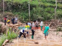 Foto: Tim Polsek Slahung tanggap Bencana tanah longsor, saat membantu warga Desa Tugurejo, membersihkan longsoran tanah yang menutup Jalan penghubung antar Desa Tugurejo dan Dukuh Kali Gondang Desa Gemaharjo Pacitan.