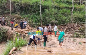 Tanggap Bencana, Kapolsek Slahung Bersama Anggota Bantu Masyarakat di Lokasi Tanah Longsor