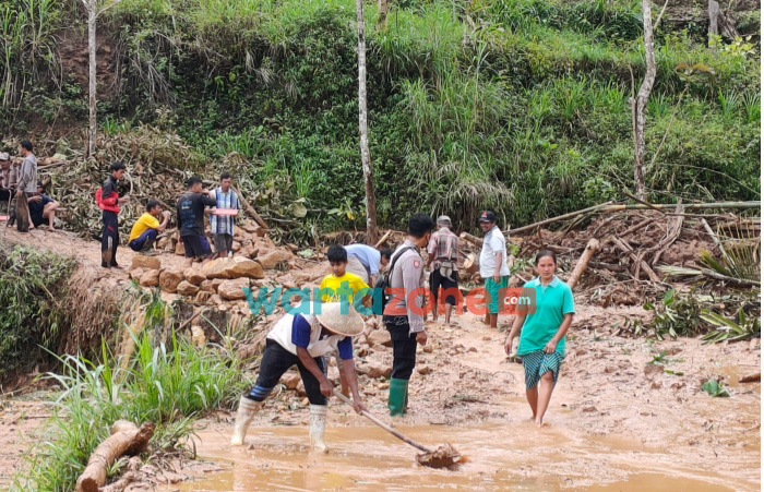 Foto: Tim Polsek Slahung tanggap Bencana tanah longsor, saat membantu warga Desa Tugurejo, membersihkan longsoran tanah yang menutup Jalan penghubung antar Desa Tugurejo dan Dukuh Kali Gondang Desa Gemaharjo Pacitan.