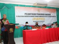 Foto: Plt Asisten pemerintahan dan Kesra Setdakab Sumenep, H. Ahmad Masuni, saat menyampaikan sambutan pelantikan pengurus PABPDSI Kabupaten Sumenep, di aula TP PKK, area Rumah Dinas Bupati.