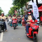 Foto: Bupati Sumenep, Achmad Fauzi, bersama pecinta motor listrik, saat menggelar touring Gesits Goes to Keraton Sumenep.