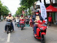 Foto: Bupati Sumenep, Achmad Fauzi, bersama pecinta motor listrik, saat menggelar touring Gesits Goes to Keraton Sumenep.
