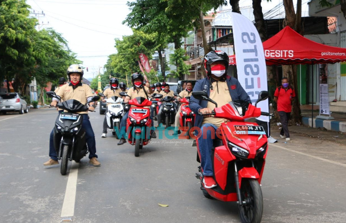 Foto: Bupati Sumenep, Achmad Fauzi, bersama pecinta motor listrik, saat menggelar touring Gesits Goes to Keraton Sumenep.