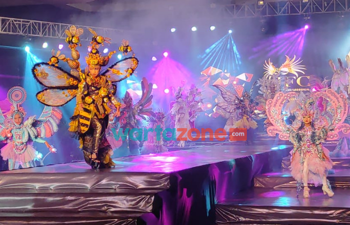 Foto: Event Jember Fashion Carnaval tahun 2021, yang digelar secara hybrid dan tertutup, bertempat di Aula Edelweis Hotel Cempaka Hill, Kecamatan Patrang, Jember.