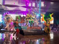 Foto: Peserta Jember Fashion Carnaval 2021, saat catwalk di atas panggung, mengusung tema Virtue Fantasy, di Aula Edelweis Hotel Cempaka Hill, Kecamatan Patrang, Jember, Minggu (21/11/2021) malam.