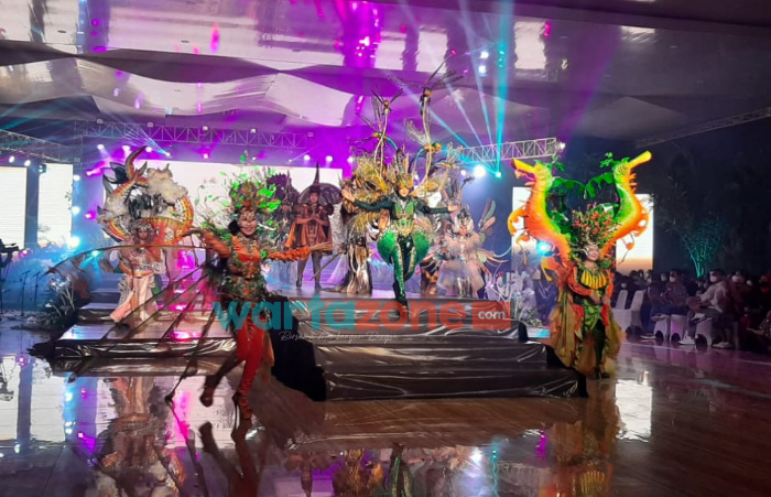 Foto: Peserta Jember Fashion Carnaval 2021, saat catwalk di atas panggung, mengusung tema Virtue Fantasy, di Aula Edelweis Hotel Cempaka Hill, Kecamatan Patrang, Jember, Minggu (21/11/2021) malam.