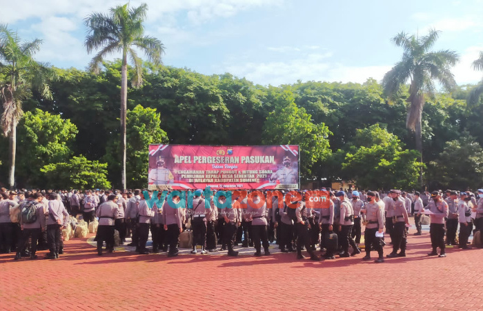 Foto: Polres Sumenep, saat menggelar apel Pergeseran Pasukan (Serpas) dalam rangka pengamanan tahap pemungutan dan penghitungan suara Pilkades serentak 2021.